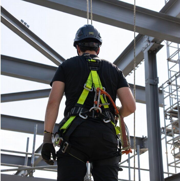 Средства защиты от падения: ограждения, harness и lanyard для высотных работ на заводах
